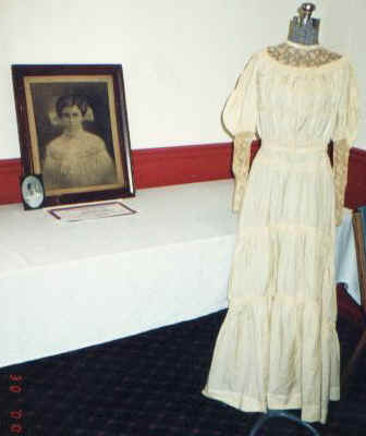 AmandaGoldy1907.JPG (24247 bytes)