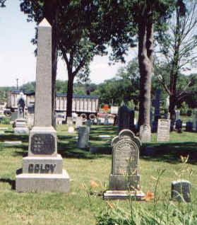 GoldyMonument.JPG (42226 bytes)