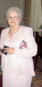 Joanne,Marie&Mom.jpg (43853 bytes)